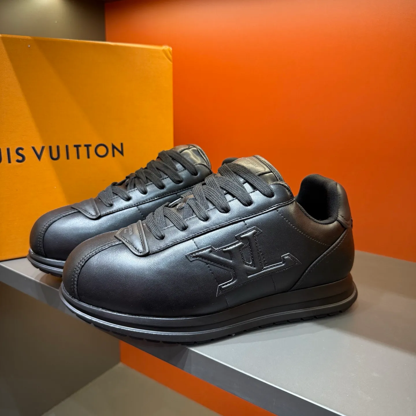 P540 Size 38-45 LV 🫏The colorful interpretation of BUTTERSOFT sneakers combines sheepskin, The colorful interpretation of LV BUTTERSOFT sneakers combines sheepskin and calfskin, bringing a super soft feel. Designed by Pharrell Williams, this '60s-inspired shoe features a padded upper that's been crafted by Louis Vuitton craftsmen to further enhance the comfort of the leather. In addition to the LV initials, it features multiple signatures, including natural leather trim and an embossed pattern of Pharrell Williams and lobster on the side, referencing the Fall/Winter 2025 men’s show. A must-have artifact for fashionistas✅